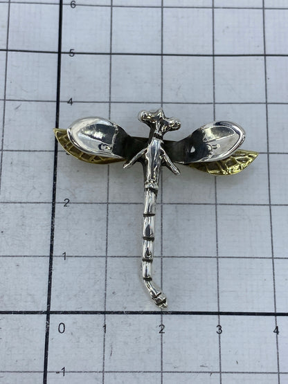 Dije libélula junto a escala en centímetros mostrando tamaño real de 3.7 × 3.8 cm