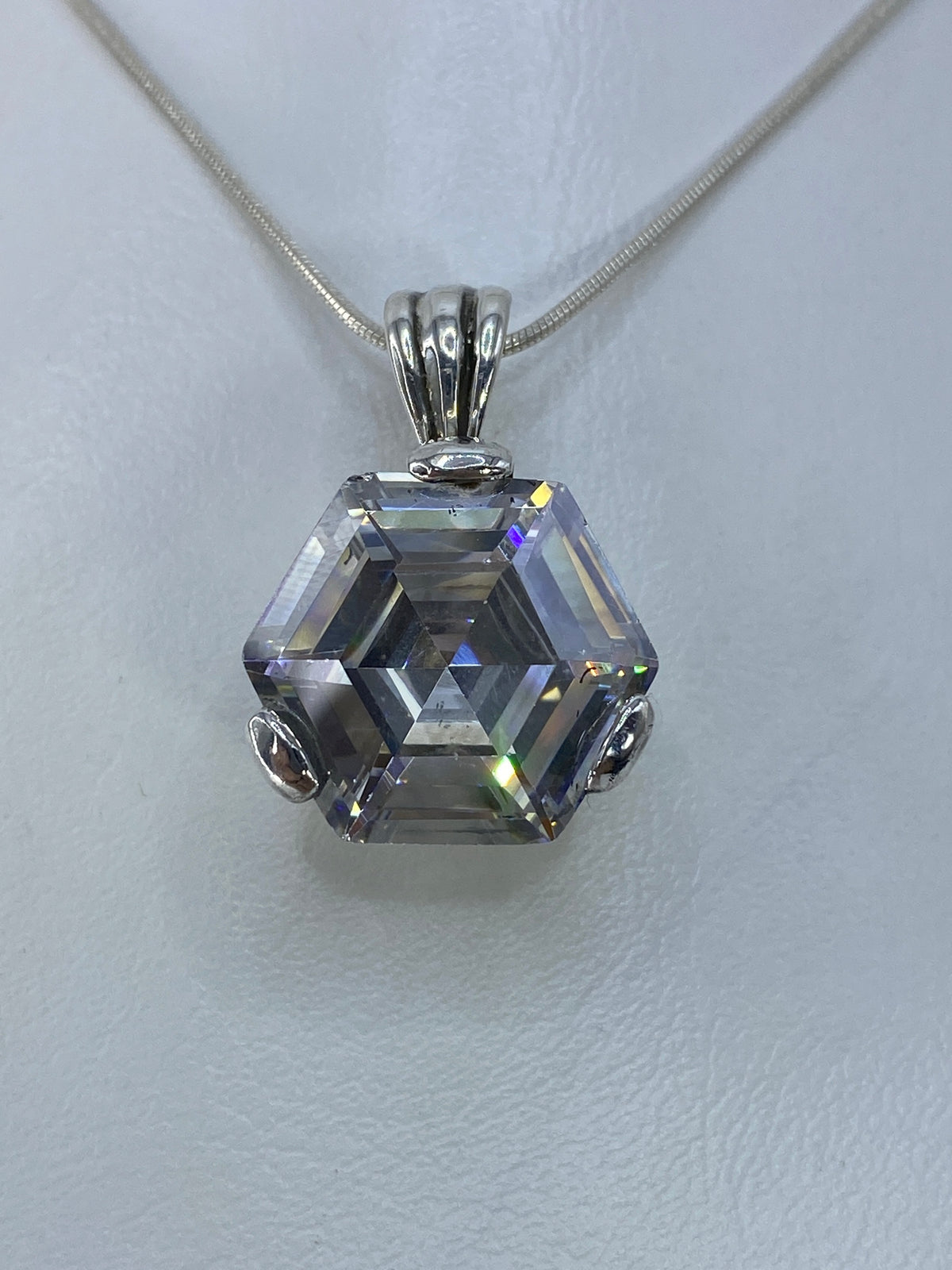 Dije hexagonal de circonia blanca en plata 925 colgado de una cadena de serpiente