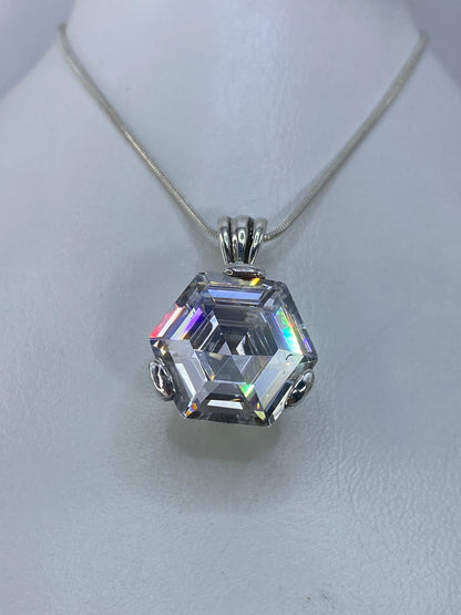 Vista frontal del dije mostrando el hexágono facetado con circonia blanca brillante