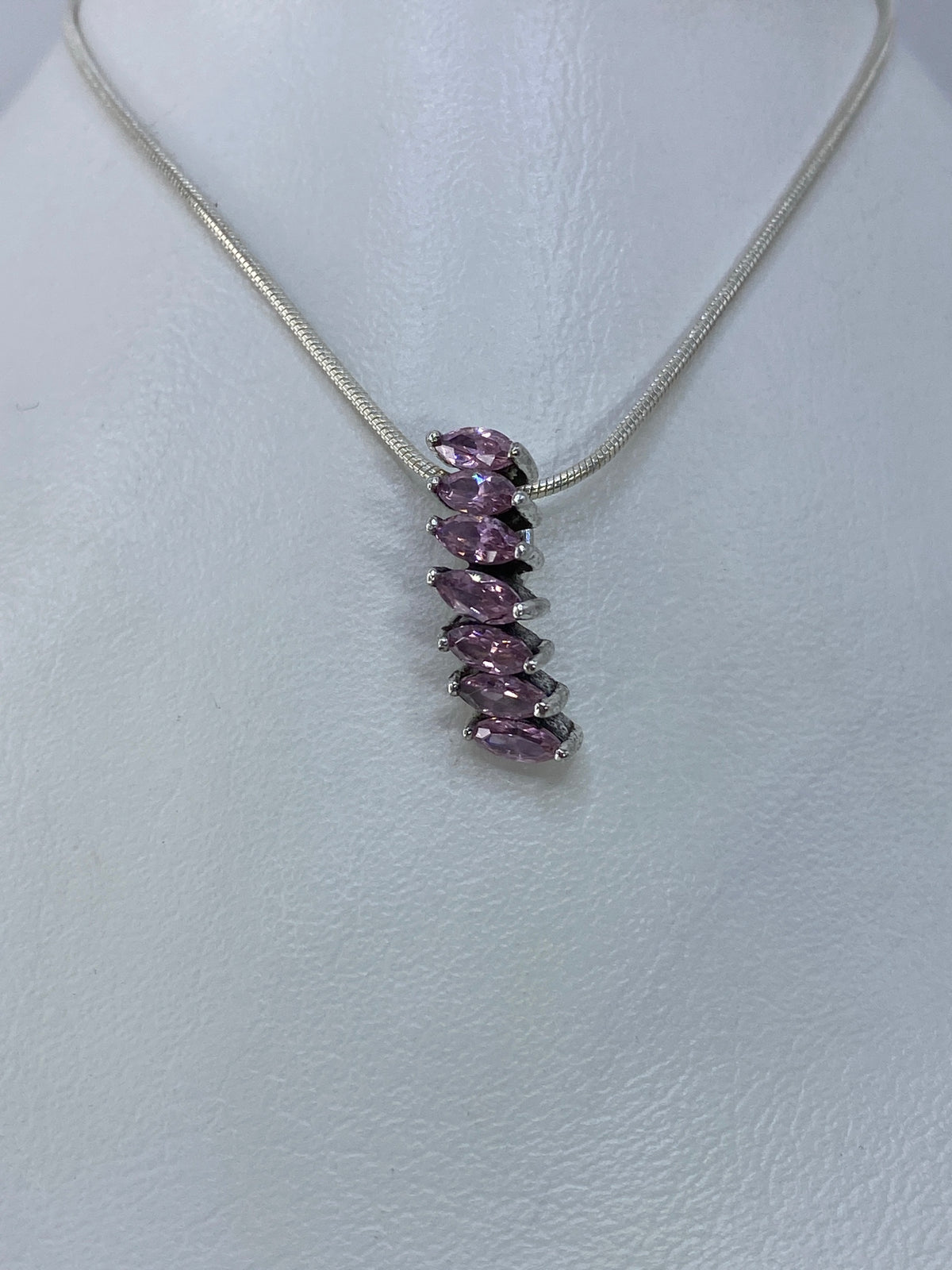 Detalle frontal del dije de 1.7 cm con circonia rosa engastada