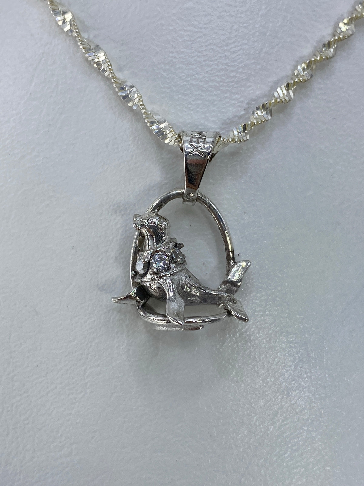 Dije de foca de plata 925 con circonia blanca en el pecho, vista frontal