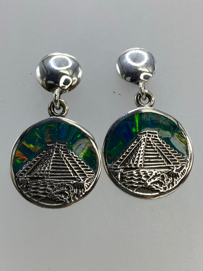 Detalle del engaste a mano del opalo de Fuego multicolor en los aretes