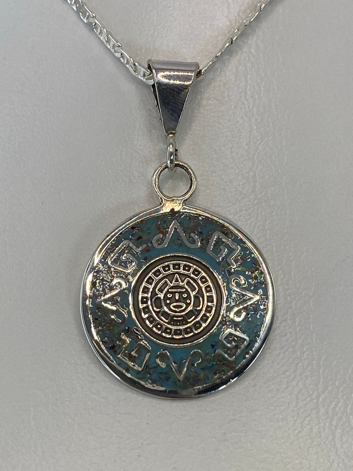 Dije de plata 925 con Calendario Azteca y ópalo de fuego multicolor engastado a mano