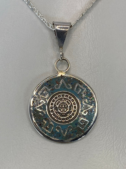 Dije de plata 925 con Calendario Azteca y ópalo de fuego multicolor engastado a mano