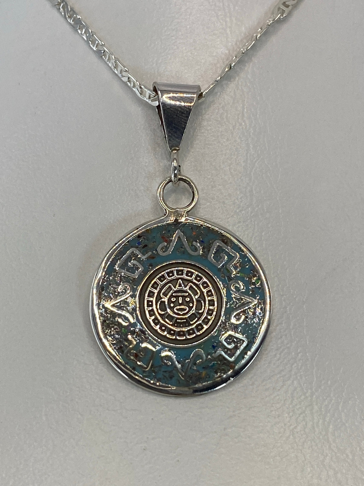 Detalle del Calendario Azteca grabado en plata con sol central en relieve