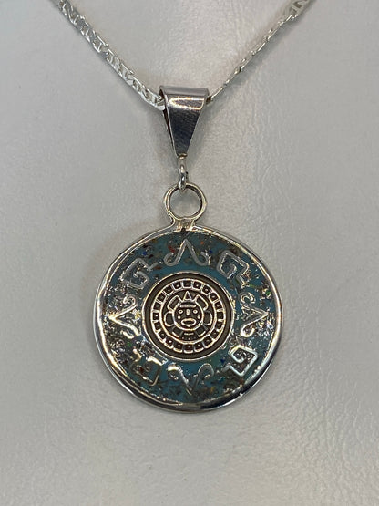 Detalle del Calendario Azteca grabado en plata con sol central en relieve