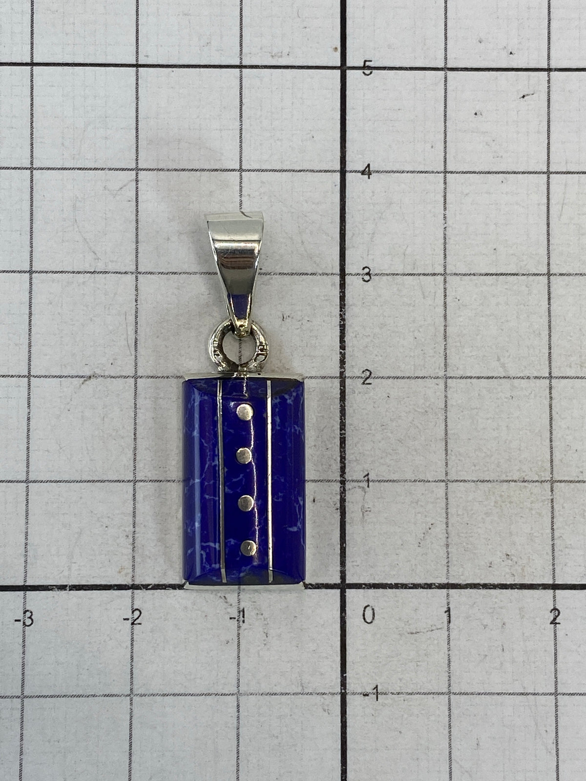 Reverso del dije mostrando el Quinto 925 grabado en la plata