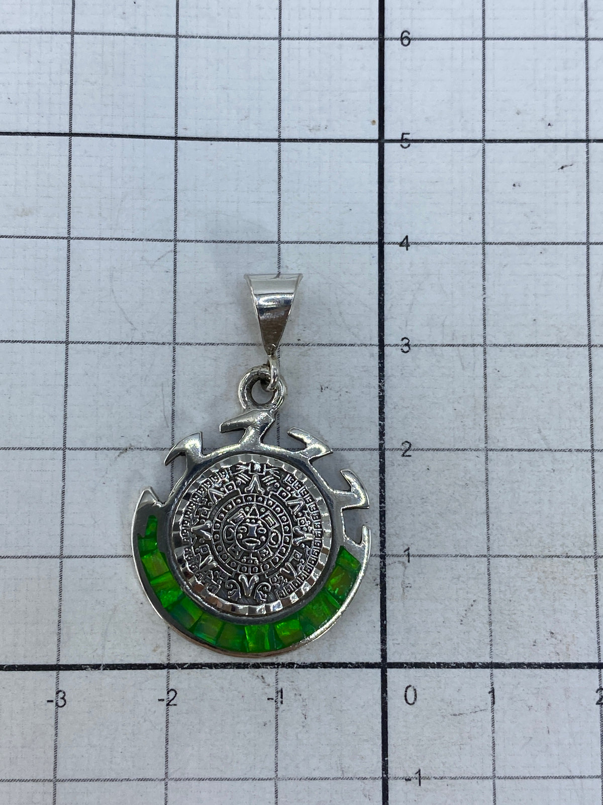 Dije Calendario Azteca sobre escala mostrando 3.8 cm de largo — de tamaño generoso y visible