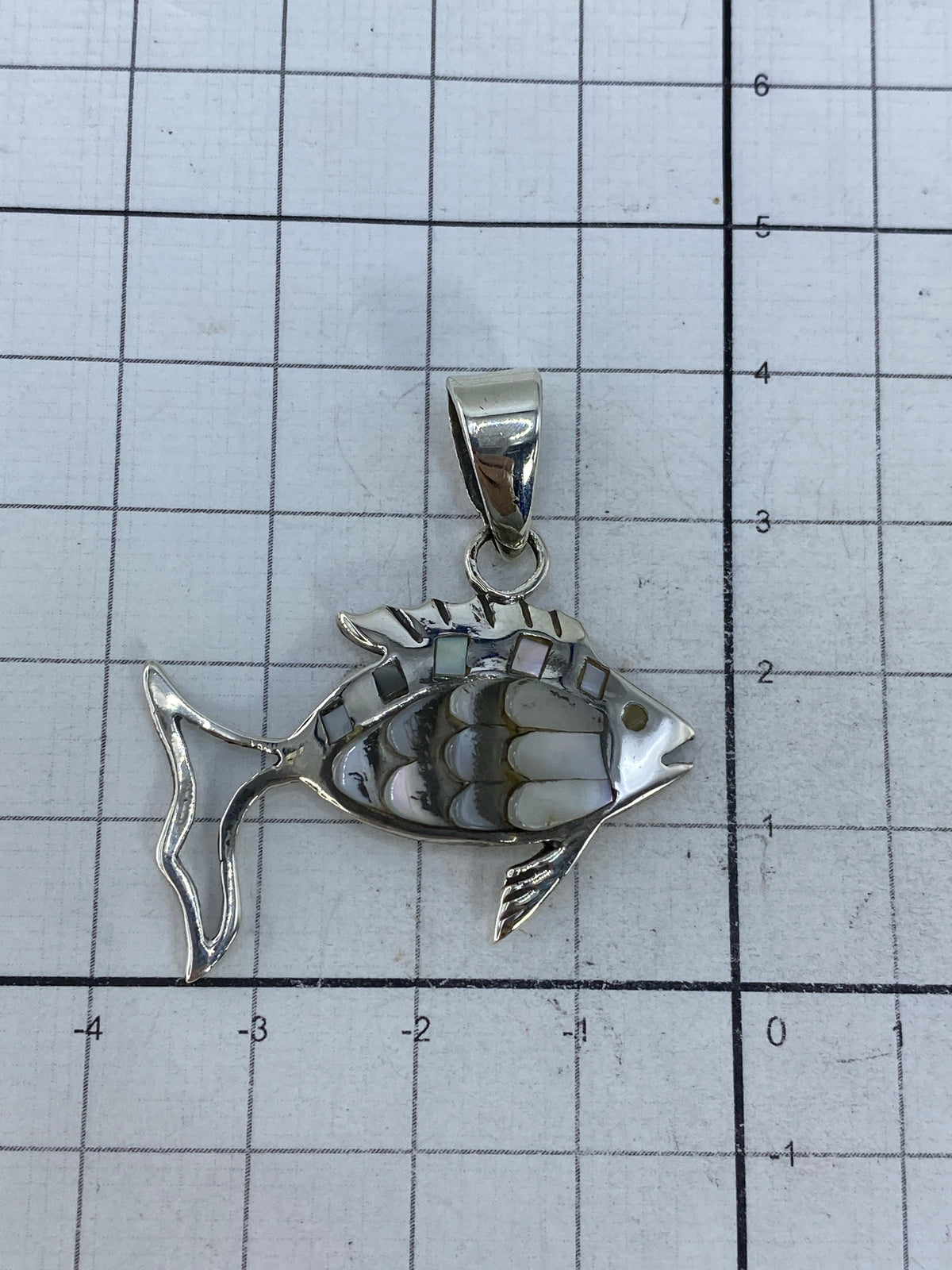 Dije pez artesanal de 4 cm de largo en plata 950 multicolor