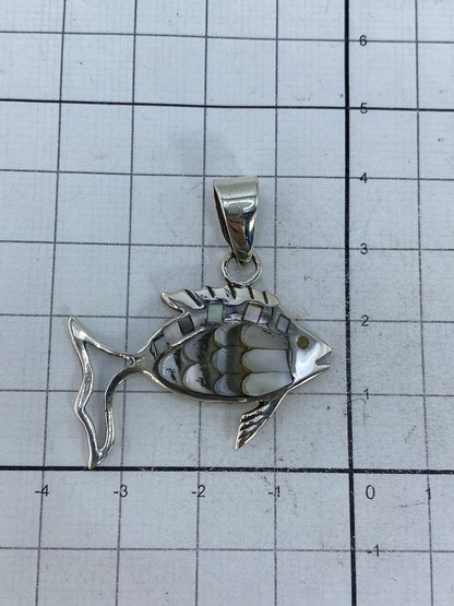 Dije pez artesanal de 4 cm de largo en plata 950 multicolor