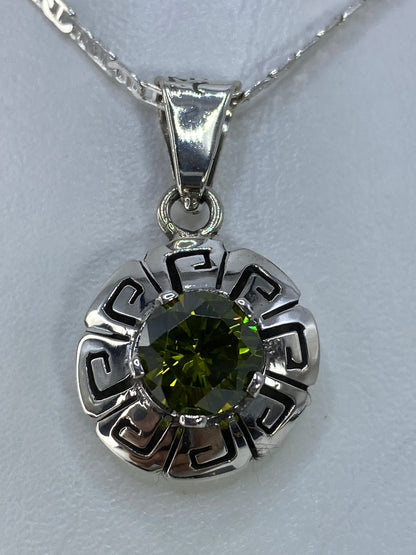 Dije de plata 925 con circonia verde olivo, diseño geométrico de Taxco colgando de cadena