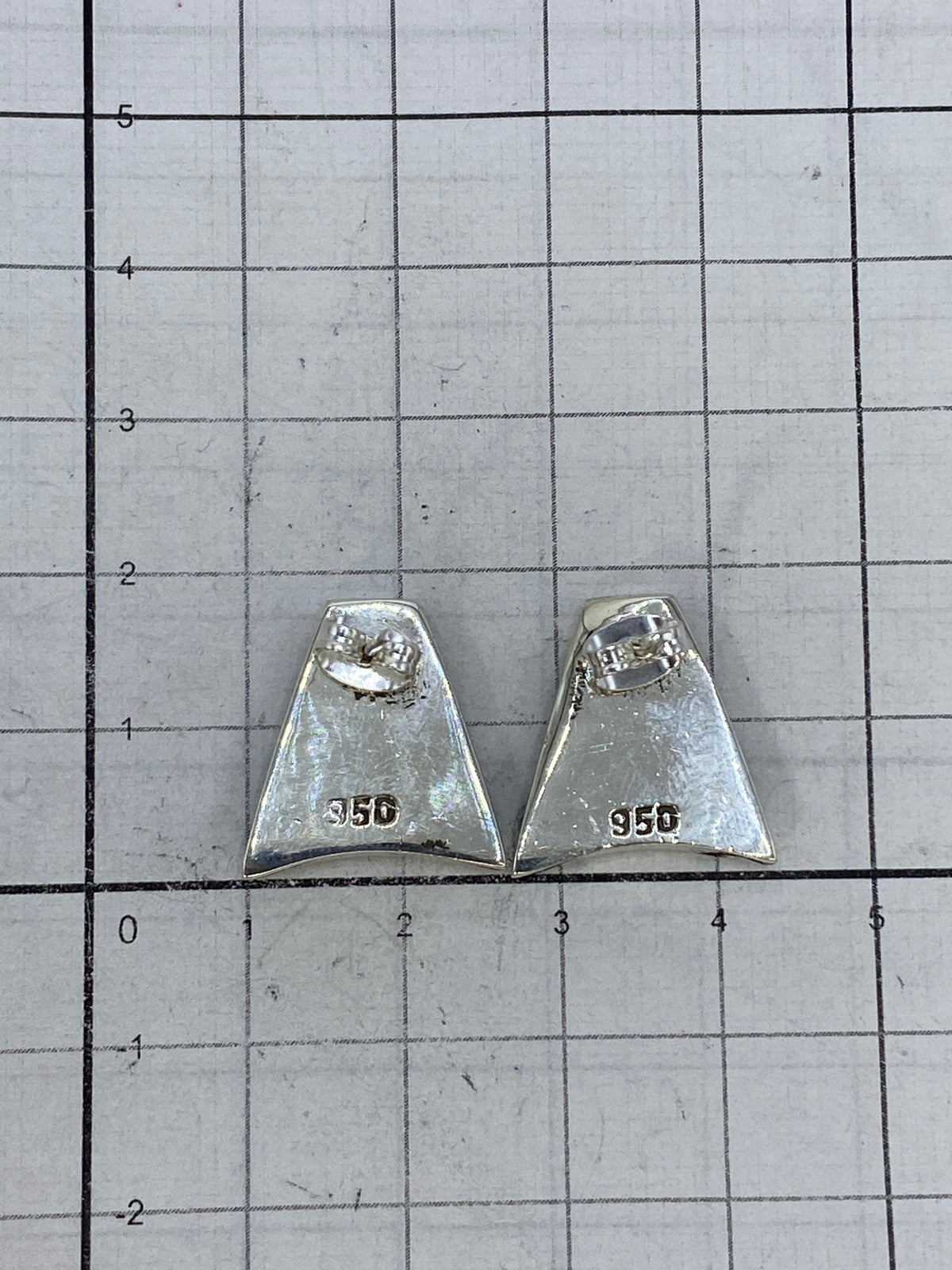 Aretes de frente mostrando la forma voluminosa y la profundidad del ópalo de fuego