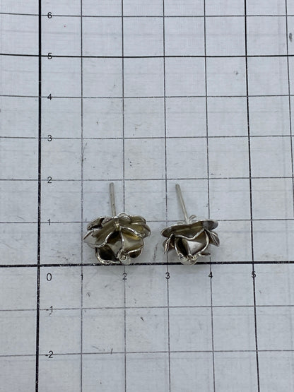 Aretes de rosa abierta de Taxco en la mano, pequeños y delicados