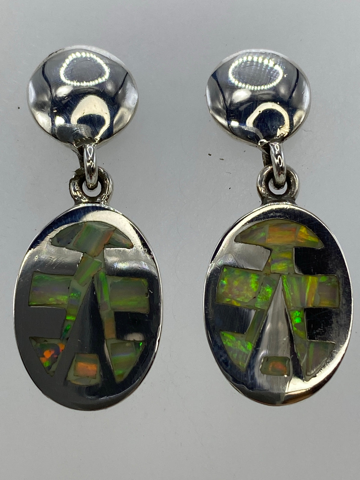 Los dos aretes juntos sobre fondo blanco, miden 3.3 cm de largo