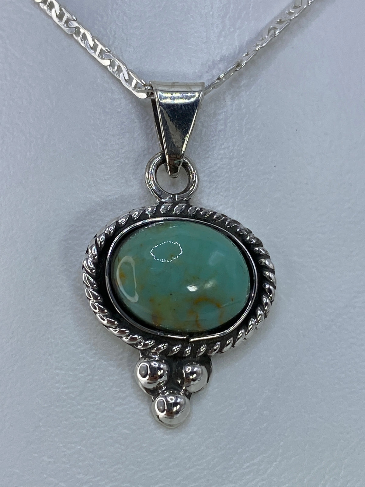 Dije de plata 925 con turquesa azul cielo engastada, colgando de cadena plateada