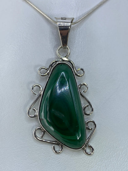 Dije de plata 950 con piedra verde de 5 cm colgando de cadena gruesa