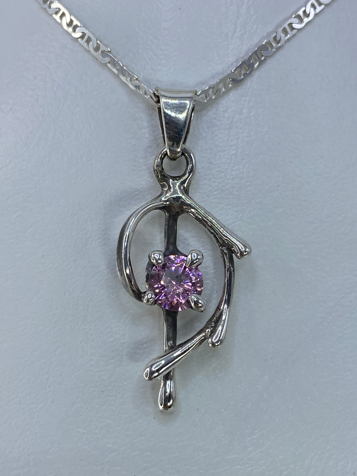 Dije de plata con circonia rosa engastada, colgado de una cadena de plata 925