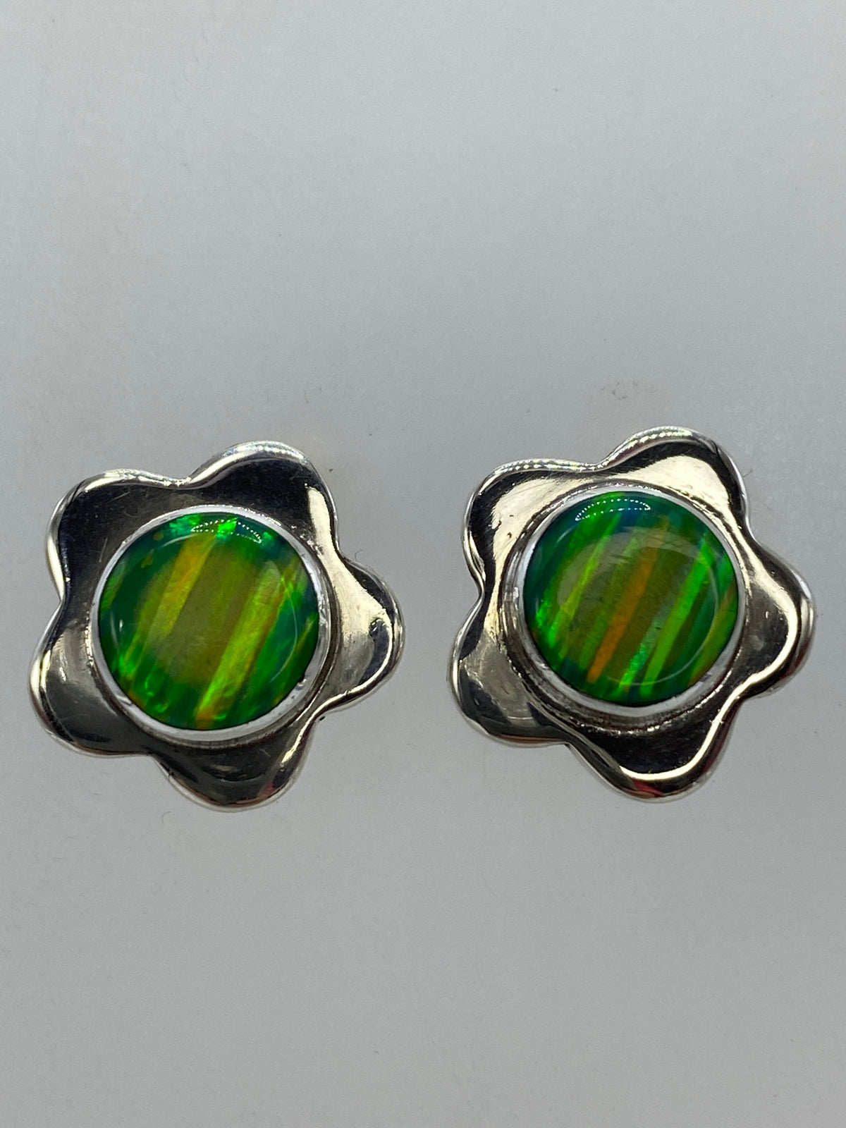 Par de aretes de plata 950 con ópalo de fuego multicolor, engaste a mano en botón