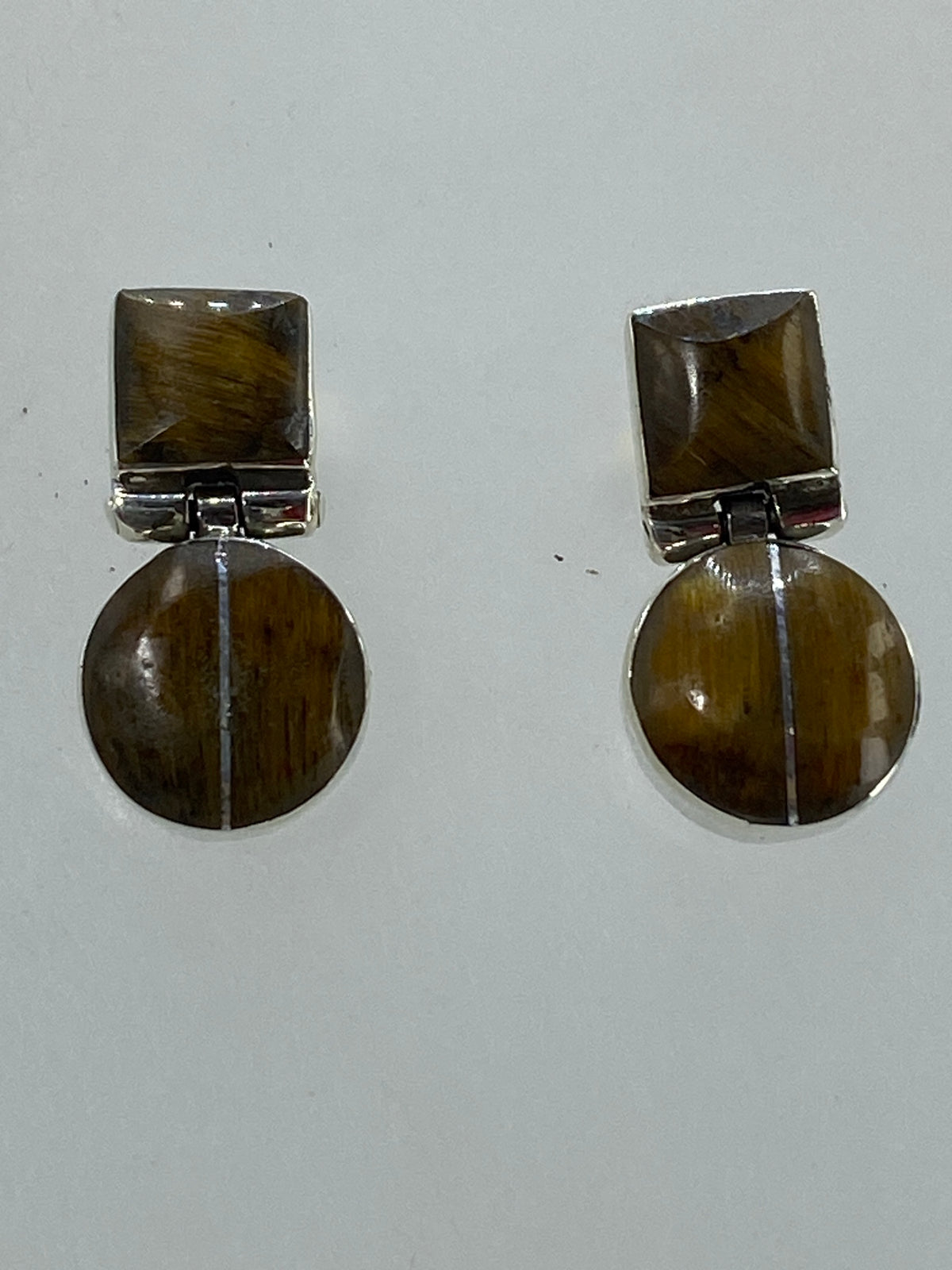 Par de aretes de plata 950 con Ojo de Tigre café engastado a mano