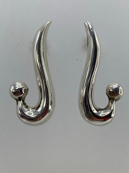 Par de aretes de plata cartoneado con volumen 3D, curva elegante pulida, vista frontal