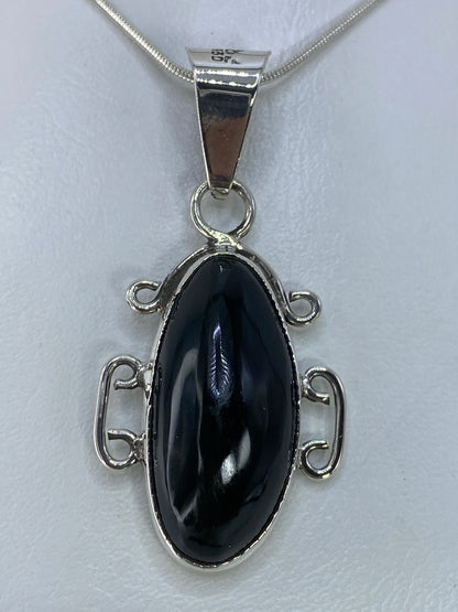 Detalle del onix negro pulido brillante en marco de plata 950
