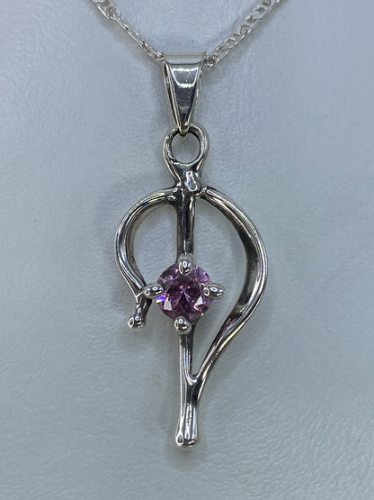 Dije gota de plata 925 con circonia rosa brillante engastada en el centro