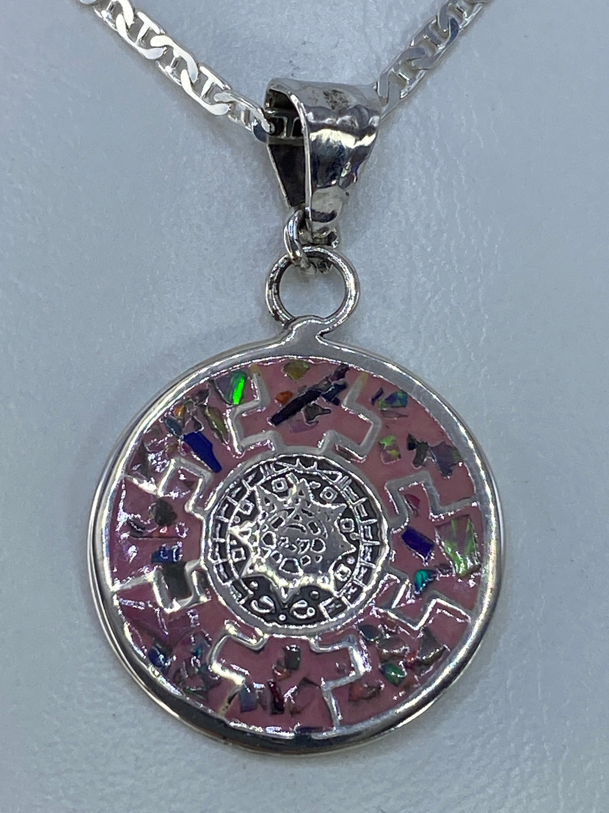 Dije de plata 925 con ópalo de fuego multicolor engastado a mano en Taxco
