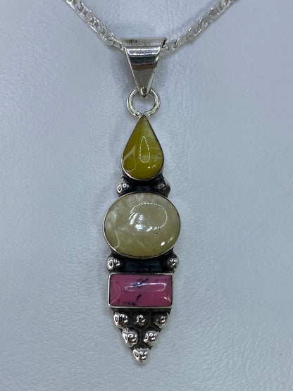 Dije de plata 925 con tres piedras multicolor: amarillo, crema y rosa en diseño vertical