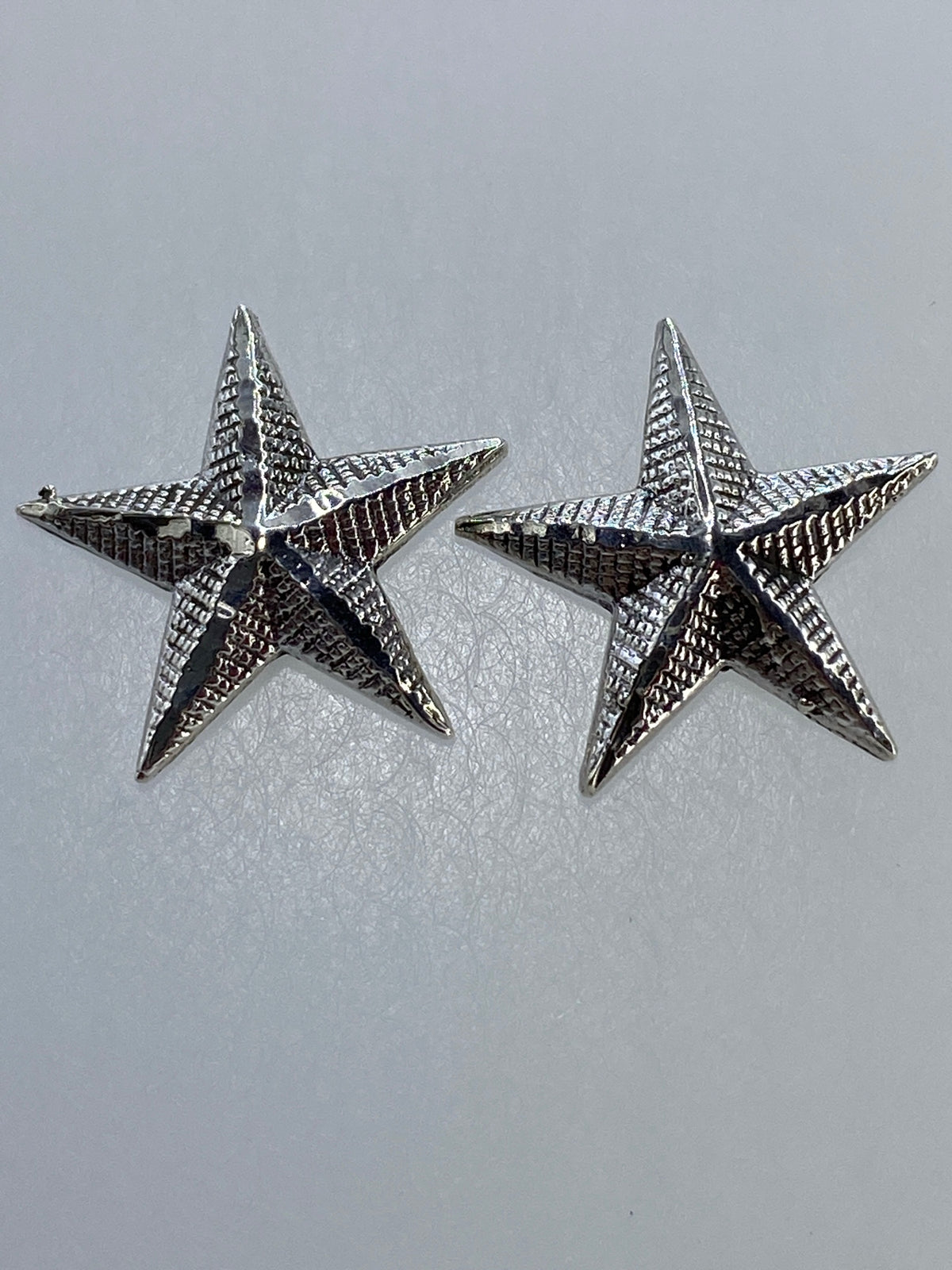 Par de aretes estrella de plata 925 con técnica repujada artesanal de Taxco