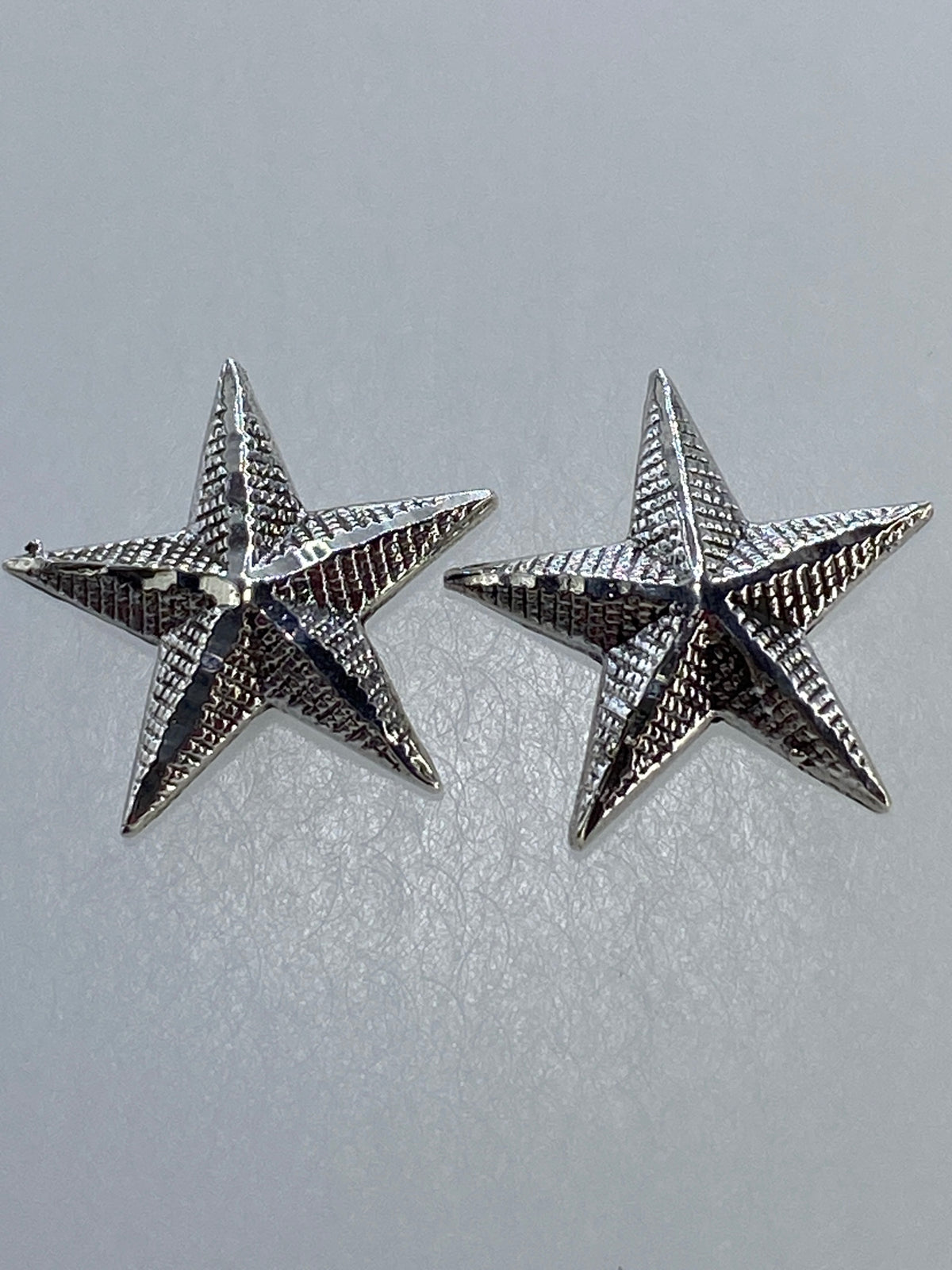 Aretes medidos en escala mostrando el tamaño compacto de la estrella