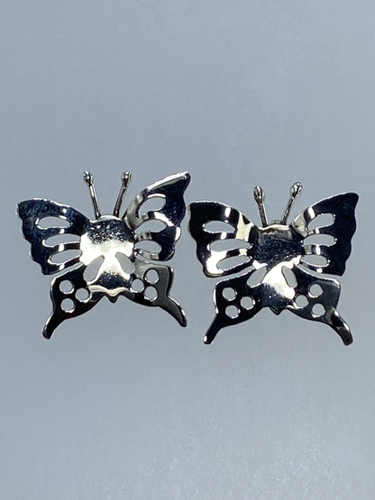 Par de aretes de plata en calado con motivo mariposa, vista frontal detallada