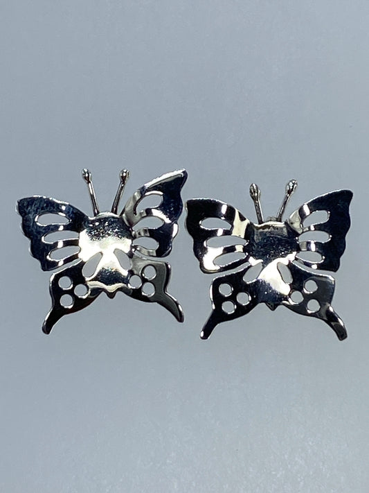 Par de aretes de plata en calado con motivo mariposa, vista frontal detallada