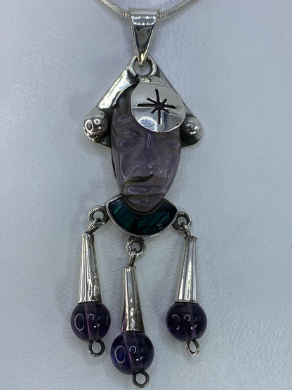 Detalle de la piedra morada engastada en la cara del dije de Taxco