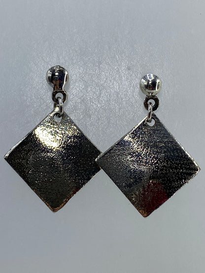 Aretes de plata 925 sobre regla para escala, peso 1.53 g