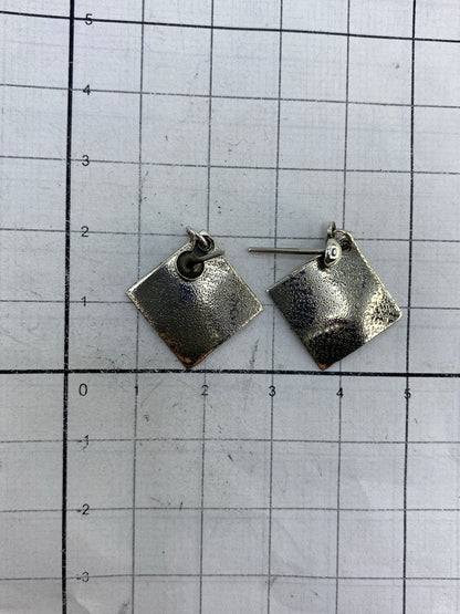 Aretes cuadrados repujados de Taxco en vista frontal, brillo minimalista