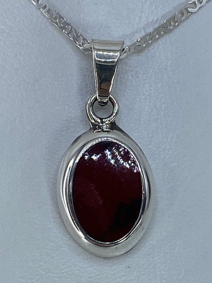 Dije de plata con coral rojo engastado, colgante en cadena plateada