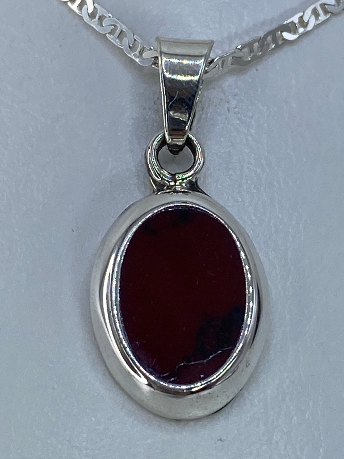 Detalle del coral rojo en engaste de plata 925