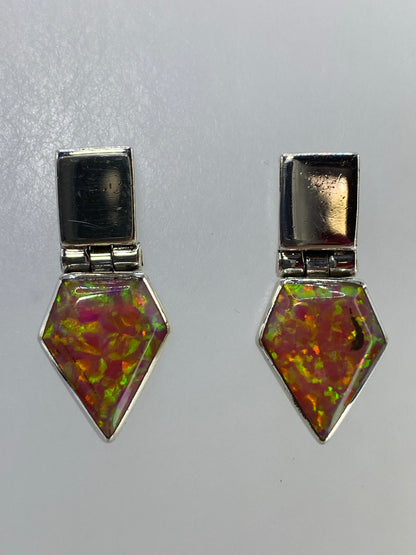 Par de aretes de plata 950 con ópalo de fuego multicolor, forma de gota facetada