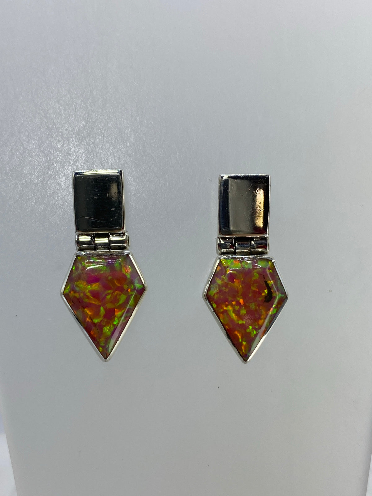 Detalle de los juegos de luz rojo, naranja y verde en el ópalo de fuego