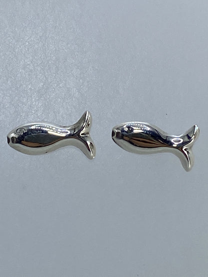 Par de aretes de plata con diseño de pez en cartoneado de Taxco