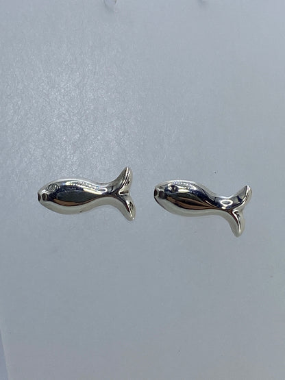 Vista frontal de aretes pez en plata 925 brillante