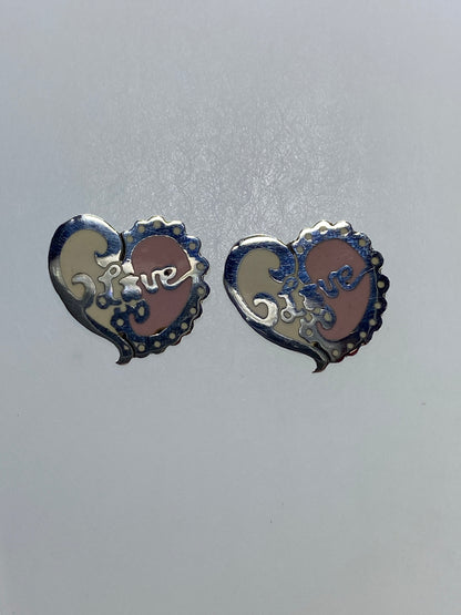 Aretes de corazón floral en plata de Taxco sobre fondo gris