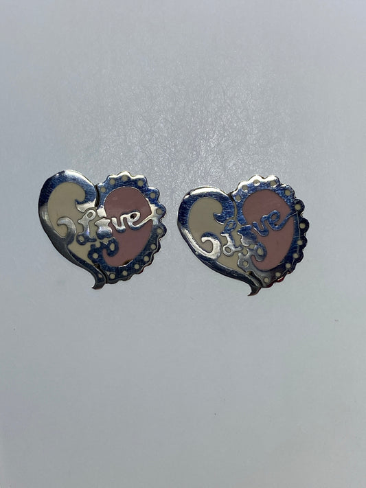 Aretes de corazón floral en plata de Taxco sobre fondo gris