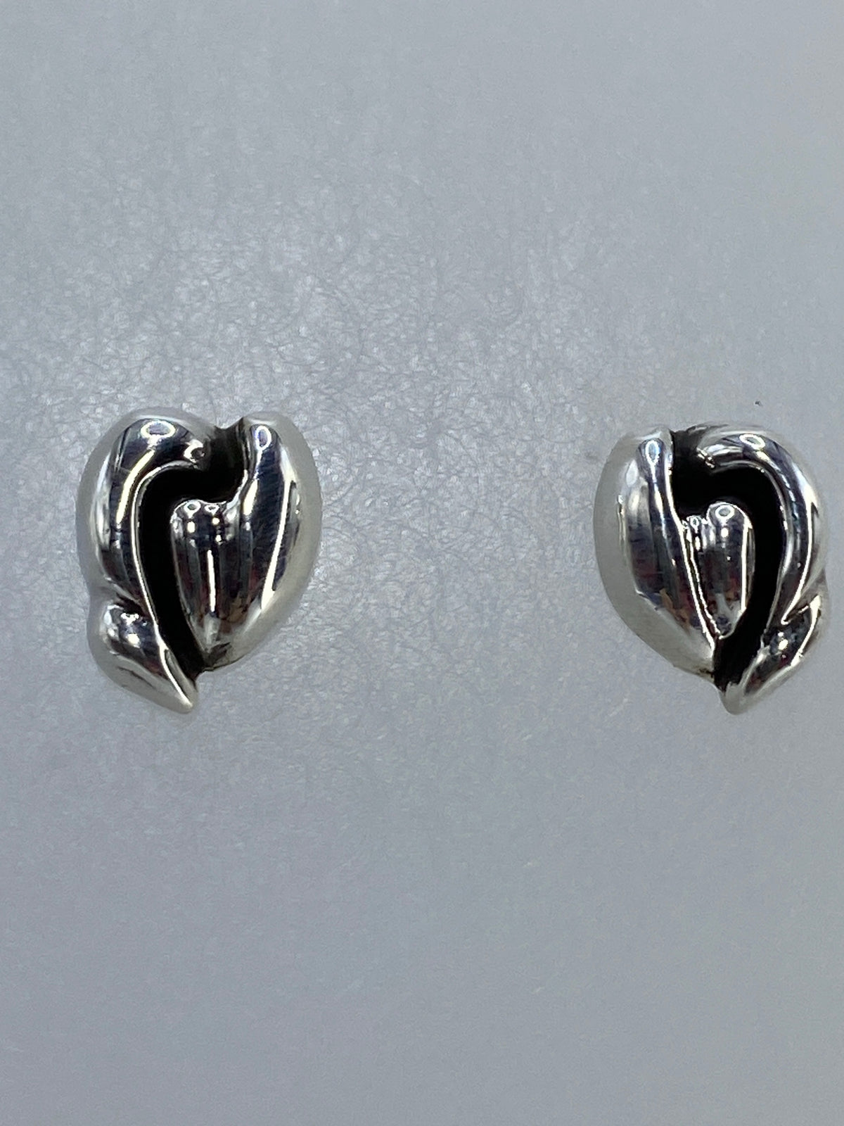 Par de aretes de plata 925 en forma de corazón con técnica cartoneado de Taxco