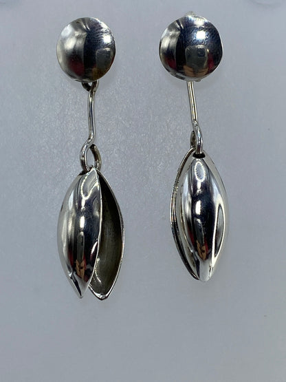 Par de aretes de plata repujados con forma de óvalo pulido y brillante