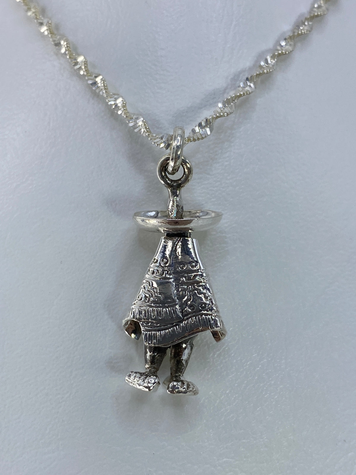 Dije de plata 925 con diseño de personaje artesanal de Taxco en cadena