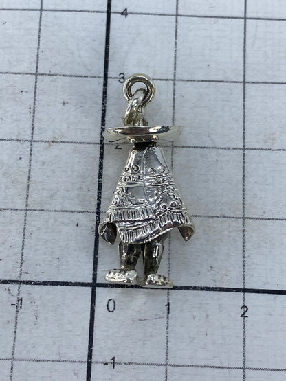 Dije de plata sobre escala mostrando peso de 2.9 gramos