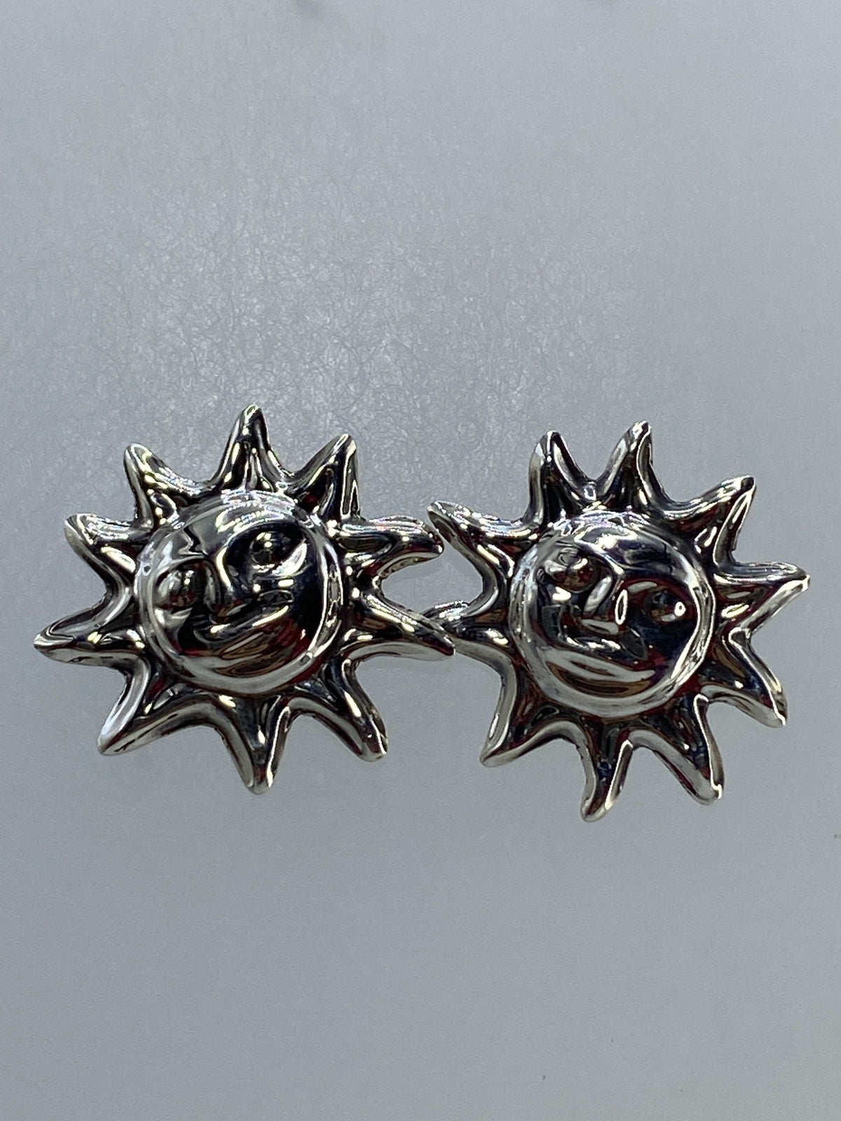 Par de aretes de plata sol cartoneado de Taxco en forma de semicircunferencias con rayos radiantes