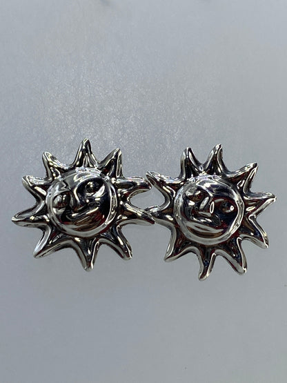 Par de aretes de plata sol cartoneado de Taxco en forma de semicircunferencias con rayos radiantes