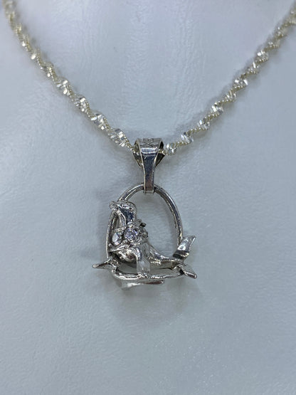 Dije de foca de plata 925 con circonia blanca engastada, colgando de una cadena